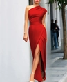 Detail van elegante rode satijnen jurk met één schouder, hoge split en geplooide taille - S / Rood