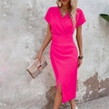 Detailansicht des pinken Wickelkleides mit V-Ausschnitt und vorderem Schlitz - S / Rosarot