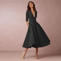 Détail d'une robe noire élégante à col en V profond, manches mi-longues et jupe évasée - Noir
