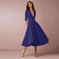 Détail d'une robe de soirée bleu roi avec col en V, manches mi-longues et poches latérales - Bleu marine