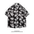 Detail of the palm tree print and button-down collar on this short sleeve beach shirt - M / Black