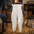 Detailansicht der weißen Cargo-Hose mit Seitenstreifen, Kordelzug und elastischen Bündchen - M / Aprikose