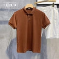 Sommer-Set für Herren mit braunem Streifen-Polohemd und weißen Shorts am Holzbügel - M / Braun