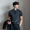 Eng anliegendes dunkelgraues Kurzarm-Strickshirt mit vertikalen Rippen für Herren - M / Grau