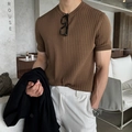 Braunes Kurzarm-Strickshirt für Herren mit vertikaler Textur und schmalem Rundhals - M / Braun