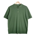 Detailstruktur des dunkelgrünen gerippten Strick-Poloshirts mit einer Drei-Knopf-Leiste - M / Grün