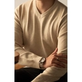 Nahaufnahme des beigefarbenen Herren-Strickpullovers mit V-Ausschnitt und Rippbündchen - 3XL / Aprikose