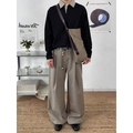 Minimalistisches schwarzes Herren-Poloheid mit Karokragen und grauer Weithose-Set - M / Weiß