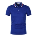 Dettaglio del colletto della polo blu navy con bordino a righe rosse e bianche e tre bottoni - S / Blu scuro
