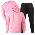 Detailansicht von rosa Fleece-Sweatshirts und schwarzer Jogginghose als Sportanzug - Rosa Oberteil mit schwarzer Hose