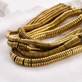 Makroaufnahme von polierten goldenen Hämatit-Abstandshaltern für DIY-Schmuckherstellung - 4*2mm/Ca. 198 Stück / Dunkelgold