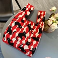 Gebreide polstas met rood-witte geometrische patronen en zwarte katten-silhouet - Rood