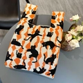 Macro detail van de Halloween gebreide tas met zwarte kat en geweven textuur - Oranje