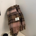 Detail of checkered tassel scarf with YF.BLOSSOM brand label in retro pink and coffee tones - Pink