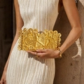 Borsa da sera in acrilico dorato con trama a pieghe geometriche e bordo in metallo - Oro