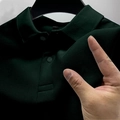 Gros plan détaillé du tissu polo piqué vert foncé montrant la texture maille respirante - S / Vert Foncé