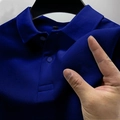Vue macro détaillée de la texture du tissu piqué bleu roi et des boutons du polo pour homme - L / Bleu