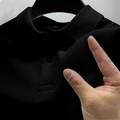 Gros plan sur la texture du tissu piqué noir du polo montrant les mailles respirantes - S / Noir