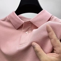 Gros plan sur la texture du polo rose en coton piqué avec col classique et boutons - S / Rose