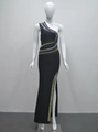 Detail eines eleganten schwarzen One-Shoulder-Bandagekleids mit Glitzer-Strasssteinen - XS / Schwarz