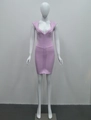 Detail des pinken Bandage-Kleids mit V-Ausschnitt und enger, gerippter Stoffstruktur - XS / Rosa