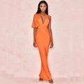 Detailaufnahme der orangefarbenen Bandage-Abendrobe mit tiefem V-Ausschnitt und Asymmetrie - XS / Orange