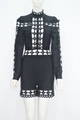 Detail van zwarte korte jumpsuit met lange mouwen, opstaande kraag en kanten uitsnijdingen - XS / Zwart