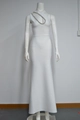 Dettaglio dell'abito da sera bianco monospalla con eleganti catene di strass argento sul corpetto - XS / Bianco