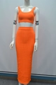 Detail eines leuchtend orangefarbenen Strick-Zweiteilers mit geripptem Top und langem Rock - Orange