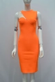 Dettaglio dell'abito bodycon arancione neon con tessuto testurizzato e scollo a V - XS / Arancione