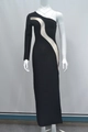 Detalle de vestido vendaje negro con malla blanca ondulada y manga asimétrica - M / Negro