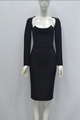 Détail d'une robe midi noire avec décolleté en U profond et structure de taille corsetée - XS / Noir