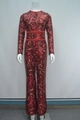Detail van rode kant jumpsuit met pailletten en een geweven tailleriem versiering - Rood / S