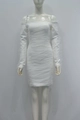 Detalle de los pliegues de malla transparente y la manga con hombros descubiertos del vestido - XS / Blanco