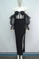 Dettaglio dell'elegante abito da sera nero a spalle scoperte con maniche a sbuffo - XS / Nero