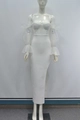Dettaglio dell'abito da sera bianco con maniche a sbuffo in mesh e spacco alto sulla gamba - XS / Viola Chiaro