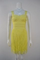 Dettaglio dell'abito bandage giallo brillante con vestibilità slim e orlo a frange lunghe - XS / Giallo Brillante