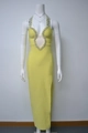 Dettaglio dell'abito a bende giallo con strass scintillanti e spacco laterale - XS / Giallo