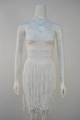 Dettaglio mini abito bianco a fascia con orlo a frange e struttura del bustino a costine - XS / Bianco