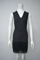 Dettaglio dell'abito bandage nero con scollo a V e lunghe frange sull'orlo inferiore - XS / Nero