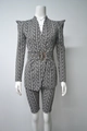 Detail van jacquard blazer en short set met doolhofpatroon en gouden riemgesp - S / Zwart