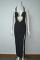 Dettaglio di strass argentati su un abito bandage nero con scollo all'americana e cut-out - XS / Nero