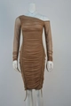 Detail eines gerafften braunen Bodycon-Kleides mit asymmetrischer Schulter und Netzstoff - S / Karamell