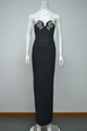 Detalle del escote corazón en un vestido de noche negro con adornos de pedrería plata - XS / Negro