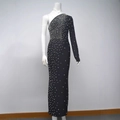 Detail eines schwarzen One-Shoulder-Kleides mit von oben nach unten gestreuten weißen Perlen - S / Schwarz