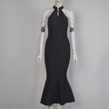 Dettaglio di un abito a sirena nero con catene di perle sulle spalle e scollo all'americana - XS / Nero