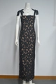 Detail eines schwarzen Spitzenkleides mit Satin-Schulterschleifen und Blumenmuster - XS / Schwarz