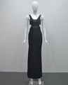Detail der Kreuzgurte und transparenten Netzeinsätze an einem schwarzen V-Ausschnitt Kleid - XS / Schwarz