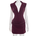 Vestido corto sin mangas color burdeos con cuello en V y cintura plisada para un ajuste ceñido - S / Burdeos