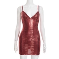 Detailopname van de rode metallic mini-jurk met krokodillenreliëf en dunne bandjes - S / Rood